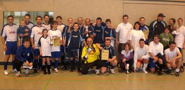 Fuballer beim Kicken vorn