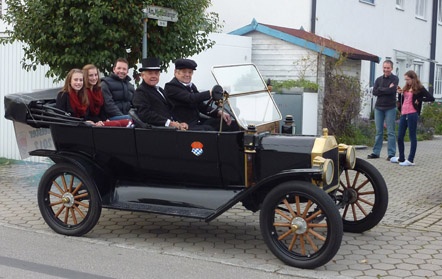 Roter Teppich und Oldtimertour